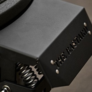 Keramický gril The Bastard VX Medium Complete - kamado gril s inovativním hranatým designem