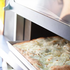 Stolní hybridní pec na pizzu Fontana Forni PIERO - výkonná pizza pec umožňující alternativní použití plynu nebo dřeva